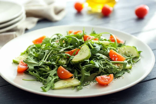 Salada de rúcula saborosa em prato — Fotografia de Stock