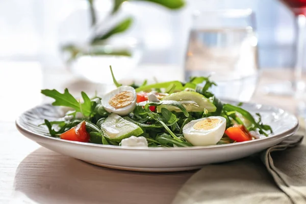 Smakelijke rucola salade op plaat — Stockfoto