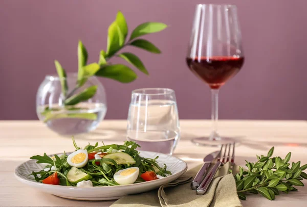 Plate with tasty arugula salad on table — Stock Photo, Image