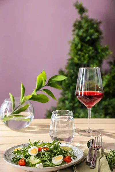 Plate with tasty arugula salad on table — Stock Photo, Image
