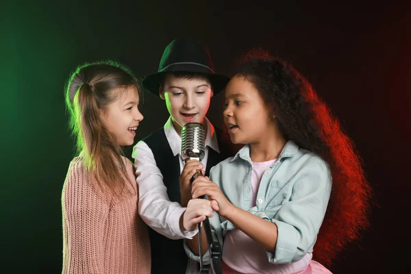 Kleine Kinder singen in Mikrofon auf der Bühne — Stockfoto