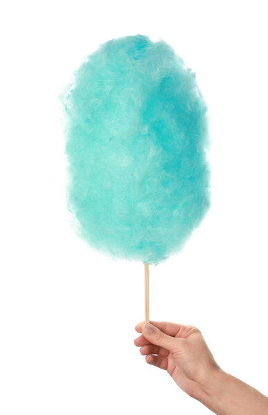 Женская рука с вкусной сладкой ватой на белом фоне
