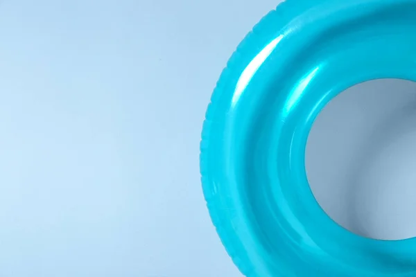 Opblaasbare ring op kleur achtergrond — Stockfoto