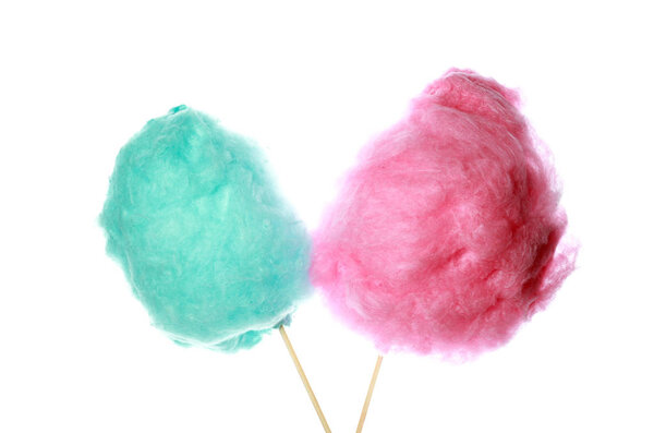 Различные вкусные ватные конфеты на белом фоне
