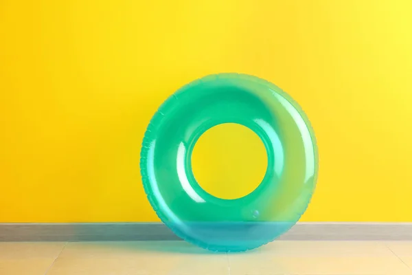 Uppblåsbar ring nära färg väggen — Stockfoto