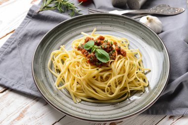 Ahşap masada lezzetli haşlanmış makarna ile tabak