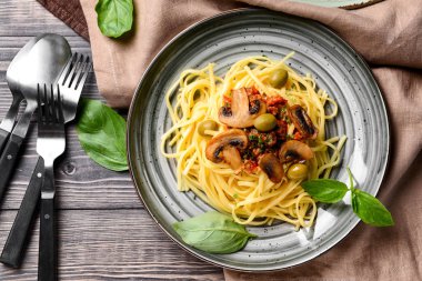 Ahşap masada lezzetli haşlanmış makarna ile tabak