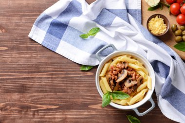 Ahşap masada lezzetli haşlanmış makarna ile Pot