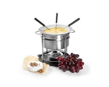 Beyaz arka planda eritilmiş peynir ve ürünler ile Fondü pot