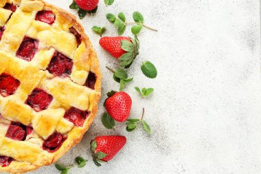 Gri arka planda lezzetli çilek pasta