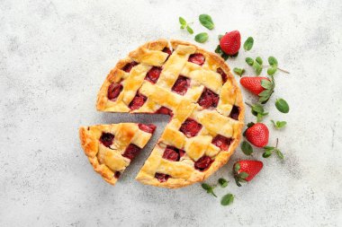 Gri arka planda lezzetli çilek pasta