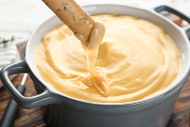 Peynir fondü içine ekmek sopa daldırma, closeup