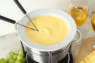 Peynirli Fondü masada