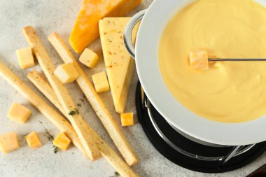 Gri arka planda atıştırmalıklar la peynir fondü