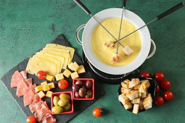 Renkli arka planda atıştırmalıklar ile peynir fondü