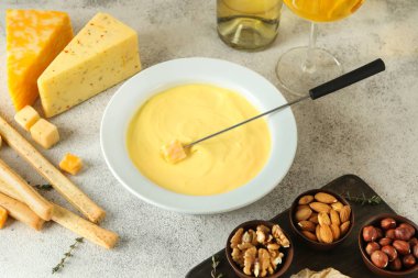 Gri arka planda atıştırmalıklar la peynir fondü