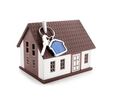 Beyaz arka plan üzerinde ev ve anahtar modeli