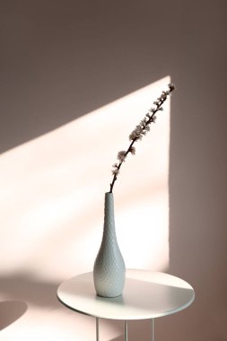 Masada güzel çiçek dalı ile Vazo