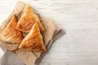 Ahşap arka planda lezzetli samosas