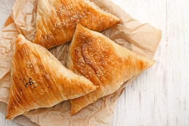 Ahşap arka planda lezzetli samosas