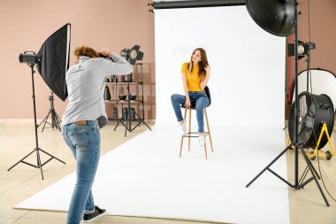 Stüdyo modeliyle çalışan profesyonel fotoğrafçı