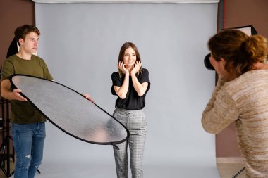 Stüdyo modeliyle çalışan profesyonel fotoğrafçı