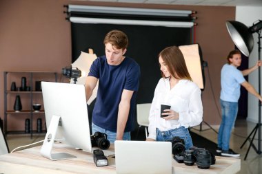 Modern stüdyoda çalışan profesyonel fotoğrafçılar