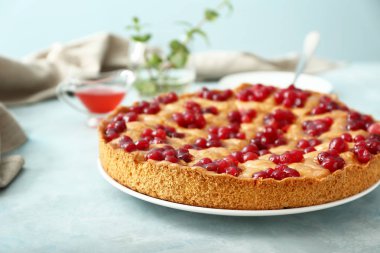 Masada lezzetli kızılcık pasta