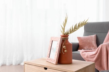 Odanın içinde şık dekorlu ahşap masa.