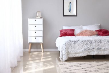 Yatak odası nın iç mekanlarında ışık perdeleri