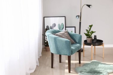 Oda iç şık mobilya ile hafif perdeler