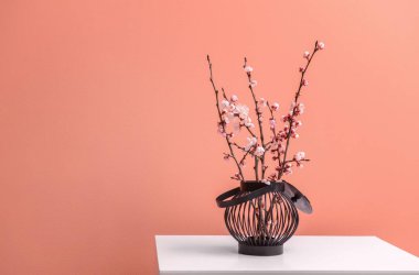 Masada güzel çiçek dalları ile vazo