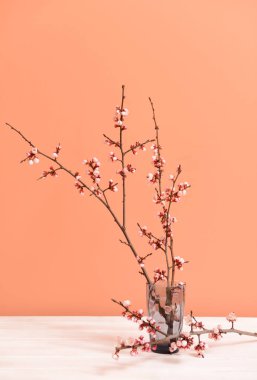 Masada güzel çiçek dalları ile vazo