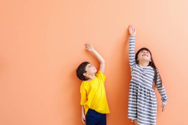 Renkli duvar yakın yüksekliği ölçme sevimli küçük çocuklar