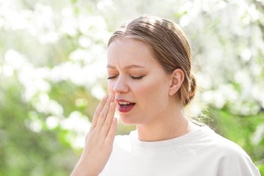 Bahar gününde alerjisi olan bir kadın.
