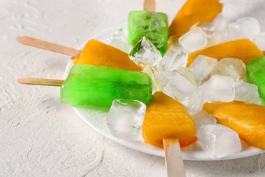 Hafif arka planda lezzetli dondurma ile Plaka