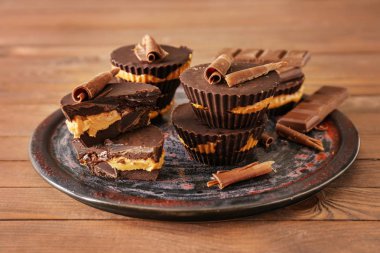 Ahşap masa üzerinde lezzetli çikolata fıstık ezmesi bardak ile Tabak