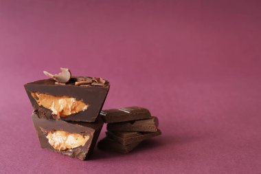 Renkli arka planda lezzetli çikolata fıstık ezmesi bardak