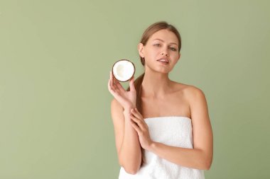 Renkli hindistancevizi olan güzel genç bir kadın.