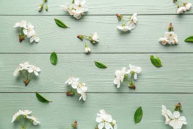 Ahşap arka planda güzel çiçekler ve yapraklar