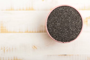 Ahşap masa üzerinde chia tohum ile kase
