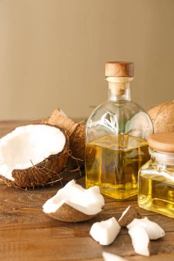 Ahşap masa üzerinde hindistan cevizi yağı ile şişe ve kavanoz