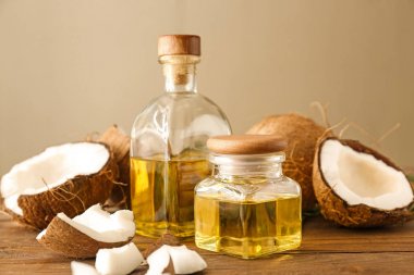 Ahşap masa üzerinde hindistan cevizi yağı ile şişe ve kavanoz