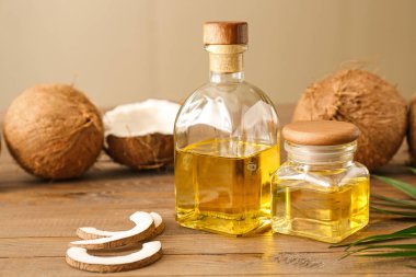 Ahşap masa üzerinde hindistan cevizi yağı ile şişe ve kavanoz