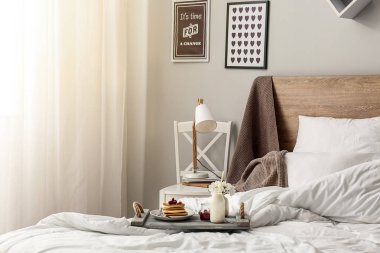 Odanın iç yatakta lezzetli kahvaltı