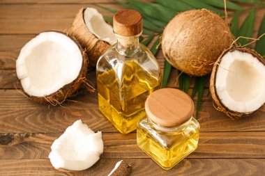 Ahşap masa üzerinde hindistan cevizi yağı ile şişe ve kavanoz