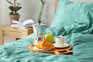 Yatakta lezzetli kahvaltı tepsisi