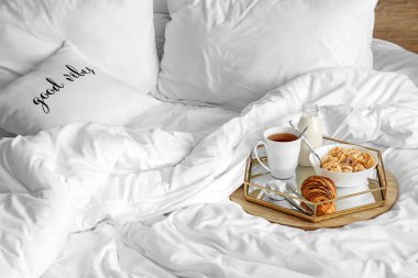 Yatakta lezzetli kahvaltı tepsisi