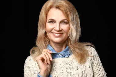 Koyu arka plan üzerinde güzel olgun kadın portresi