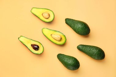 Renk arka planda taze avokado